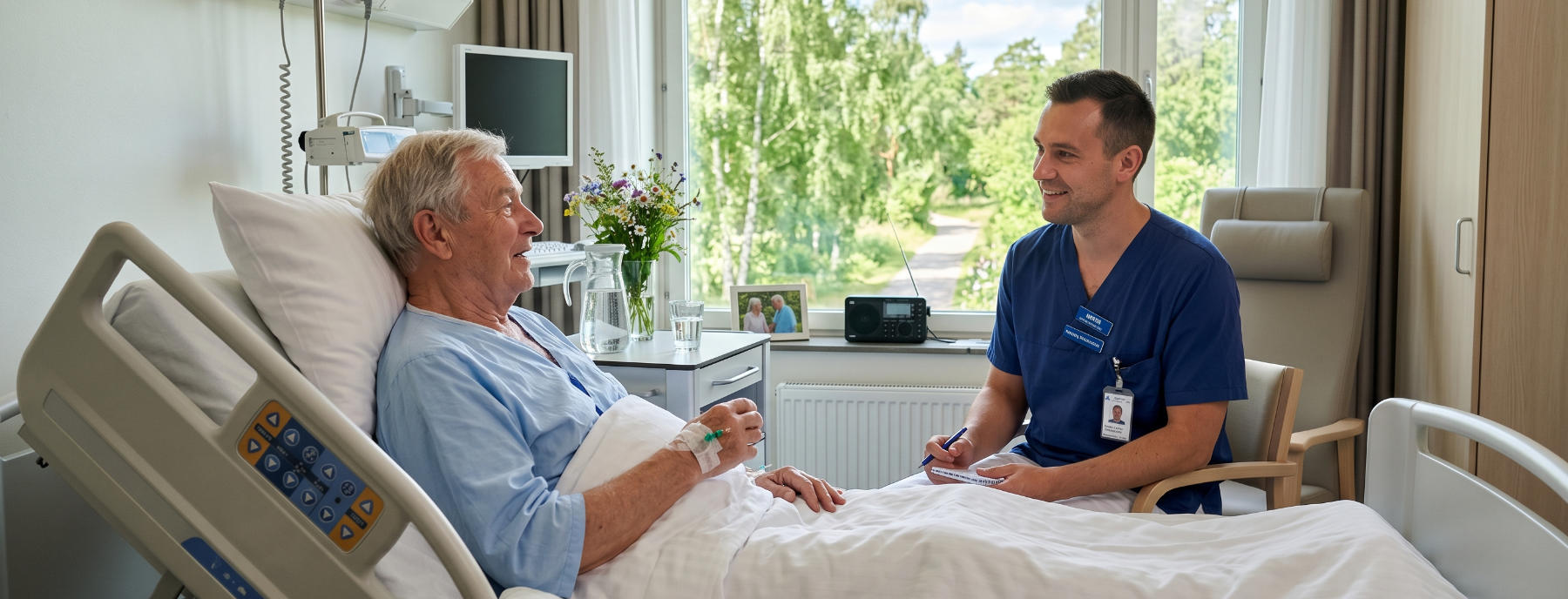 aldre man samtalar med manlig sjukskotare